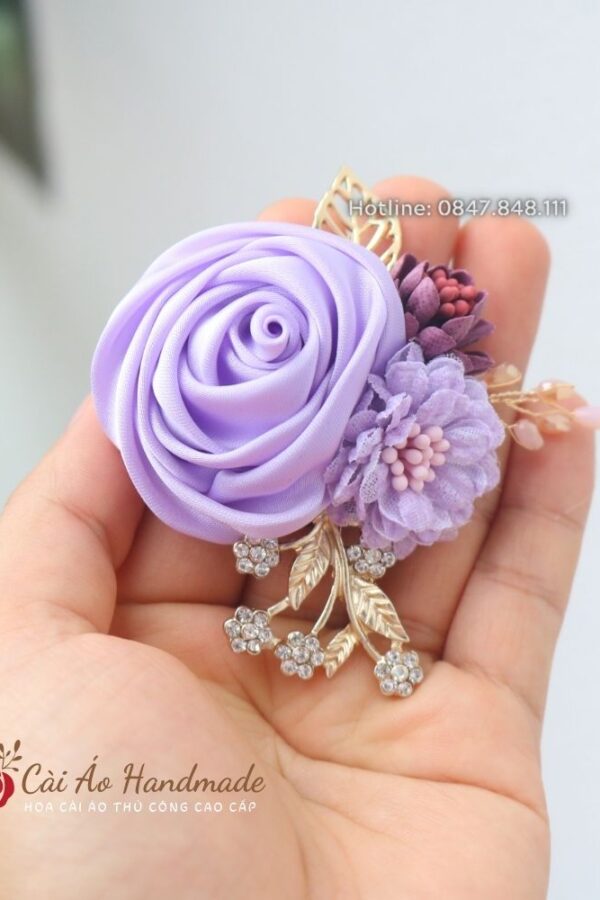 Hoa cài áo lụa cuộn cành vàng