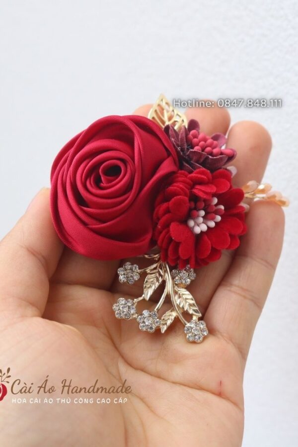 Hoa Cài Áo Lụa Cuộn Cành Vàng