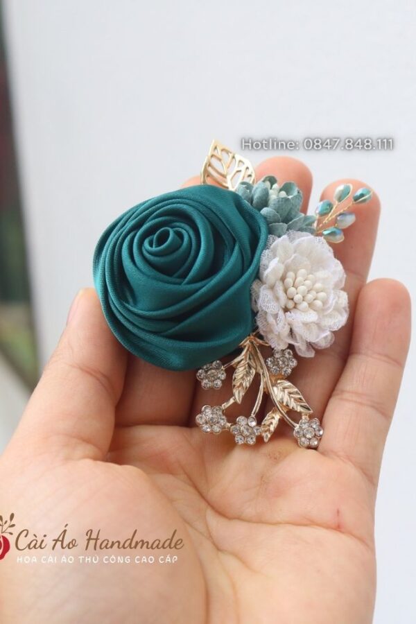 Hoa cài áo lụa cuộn cành vàng