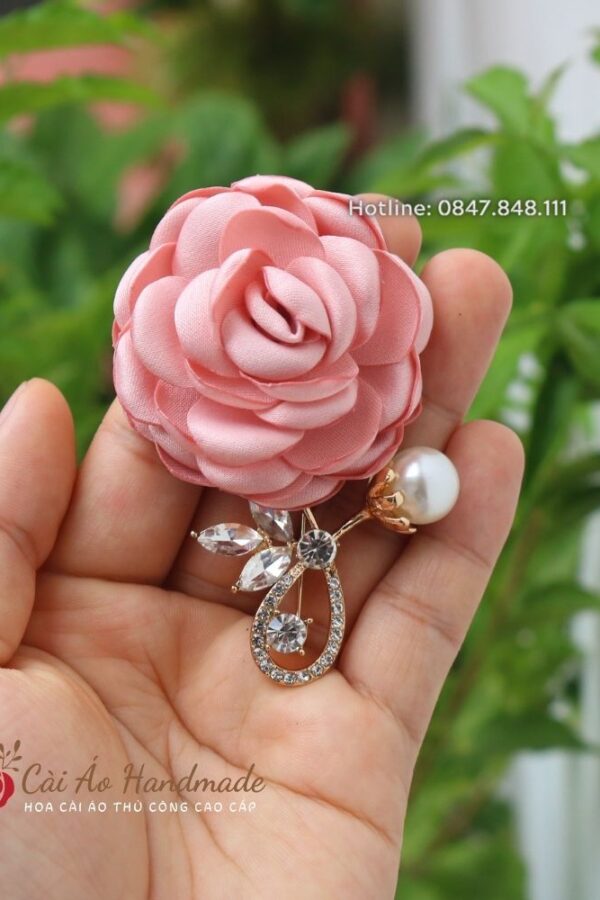 Hoa Cài Áo Lụa Hồng Cành Ngọc