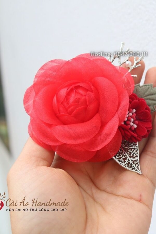 Hoa cài áo trà đỏ