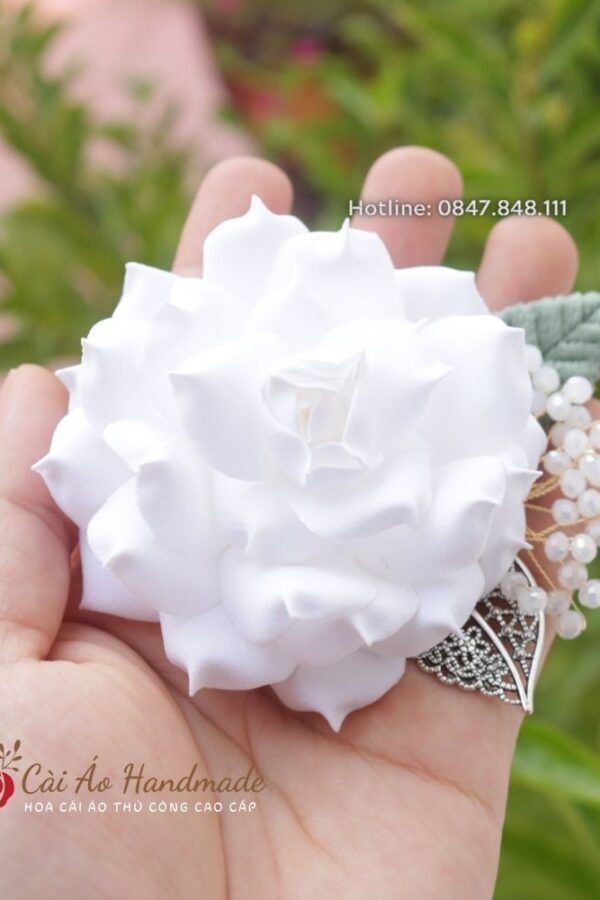 Hoa cài áo lụa cánh nhọn