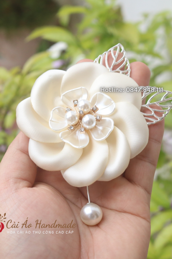 Hoa cài áo riboon nude nhuỵ ngọc trai