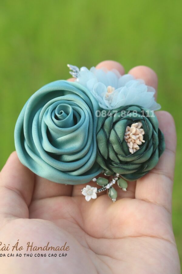Hoa cài áo lụa cuộn kép xanh