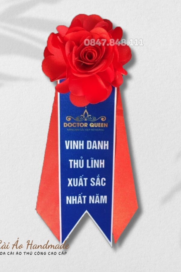 Hoa cài áo vinh danh đại biểu
