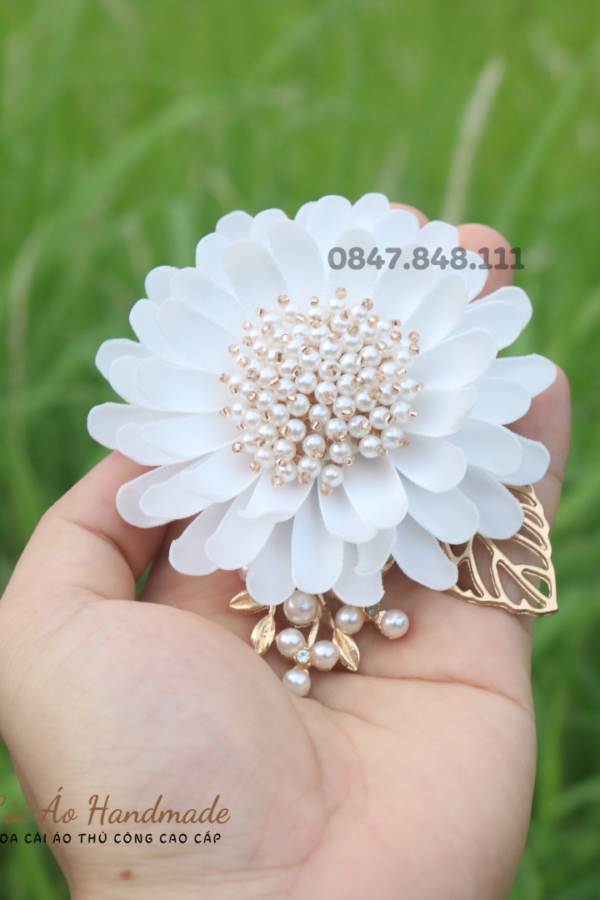 Hoa cài áo cúc trắng nhuỵ hạt