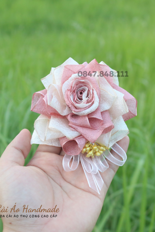 Hoa cài áo voan xốp hồng