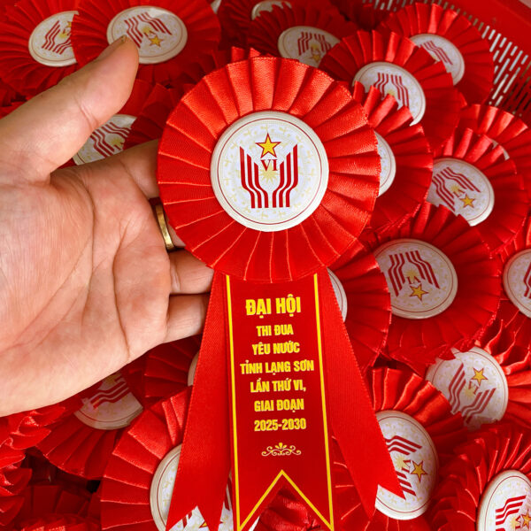 Hoa cài áo đại hội thi đua quyết thắng