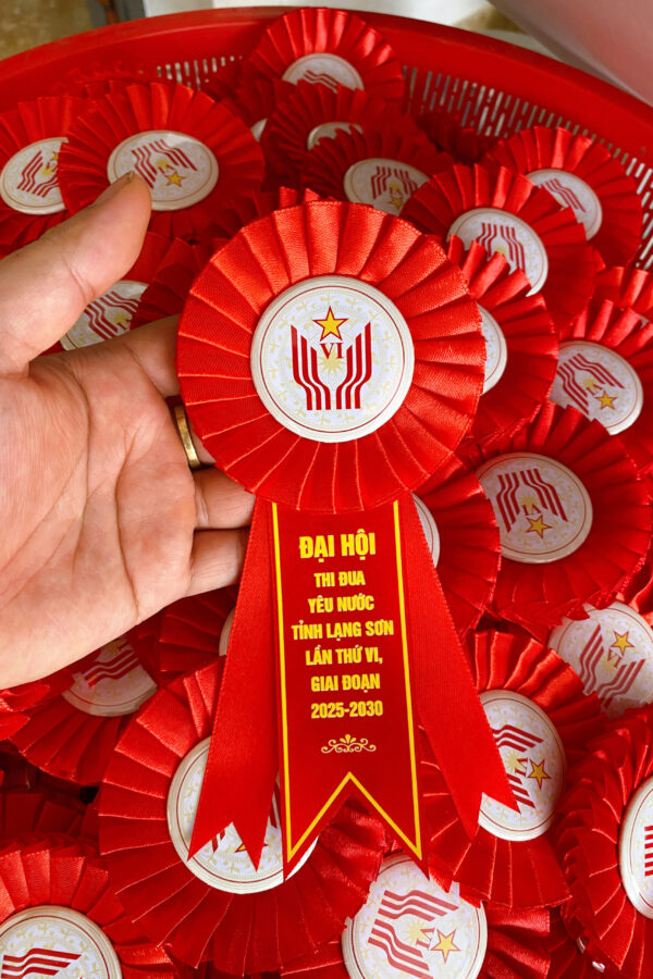 Hoa cài áo đại hội thi đua quyết thắng