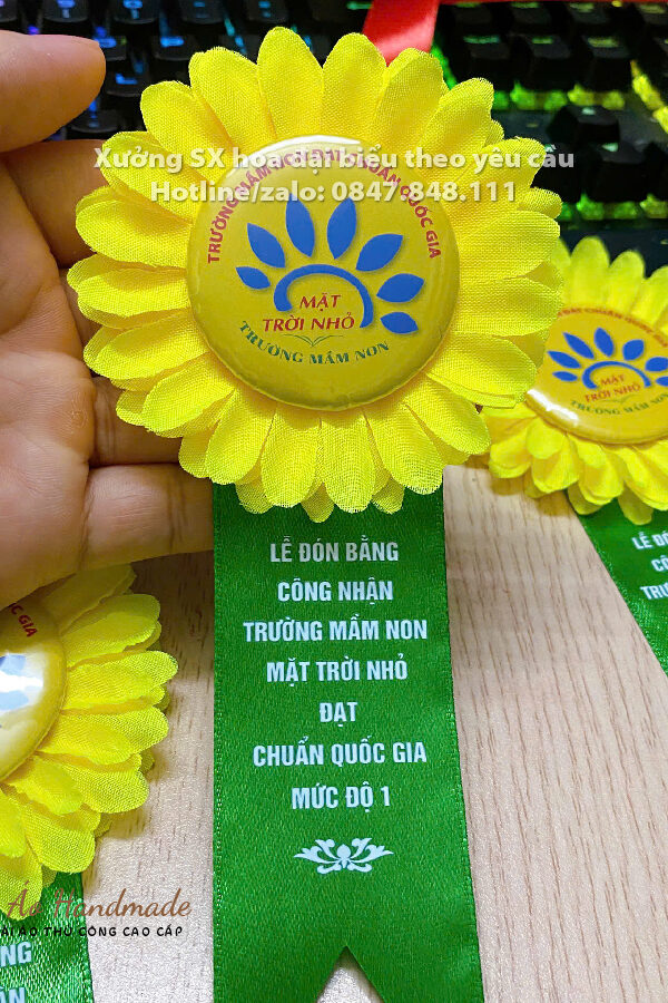 Hoa Cài Áo Lễ Đón Bằng Trường Chuẩn Quốc Gia 3 Hoa Cài Áo Lễ Đón Bằng Trường Chuẩn Quốc Gia