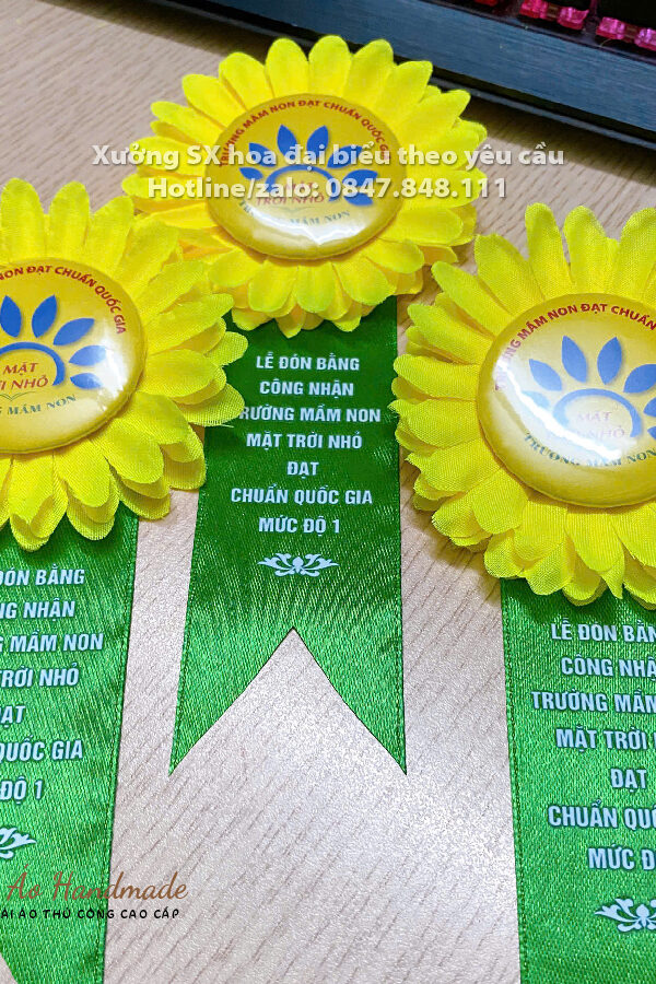 Hoa Cài Áo Lễ Đón Bằng Trường Chuẩn Quốc Gia