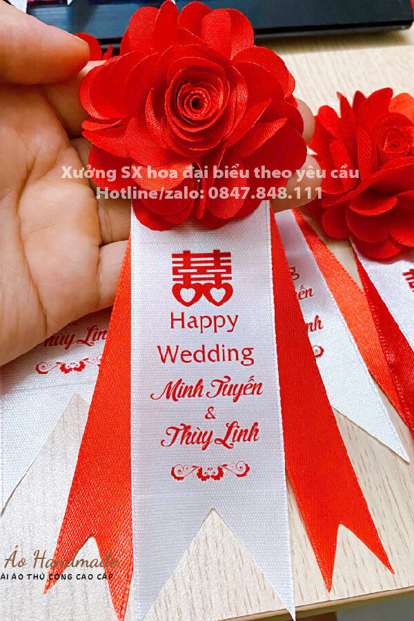 Hoa Cài Áo Đám Cưới – Happy Wedding (in tên cô dâu chú rể) Hoa cài áo đám cưới; Hoa cài áo cô dâu; Hoa cài áo chú rể; Hoa cài áo nhà trai; Hoa cài áo nhà gái